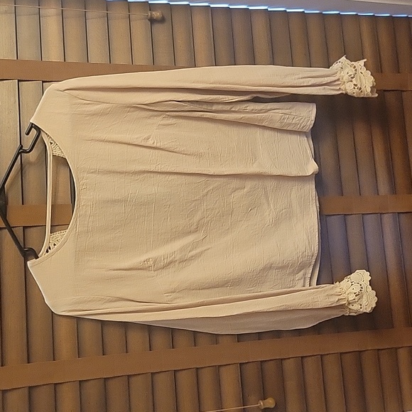 Pretty top - Picture 2 of 3